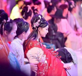 乐山汉服模特兼职(想做汉服模特去哪里找)