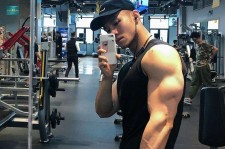 乐山肌肉男模(肌肉男模拟器)
