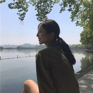 乐山私人伴游网带你看到天际，白色盐湖无际，蓝色天空无边