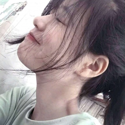 乐山伴游女生烟雨蒙蒙的资料