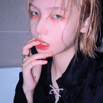 乐山伴游女生樱花漫舞的资料